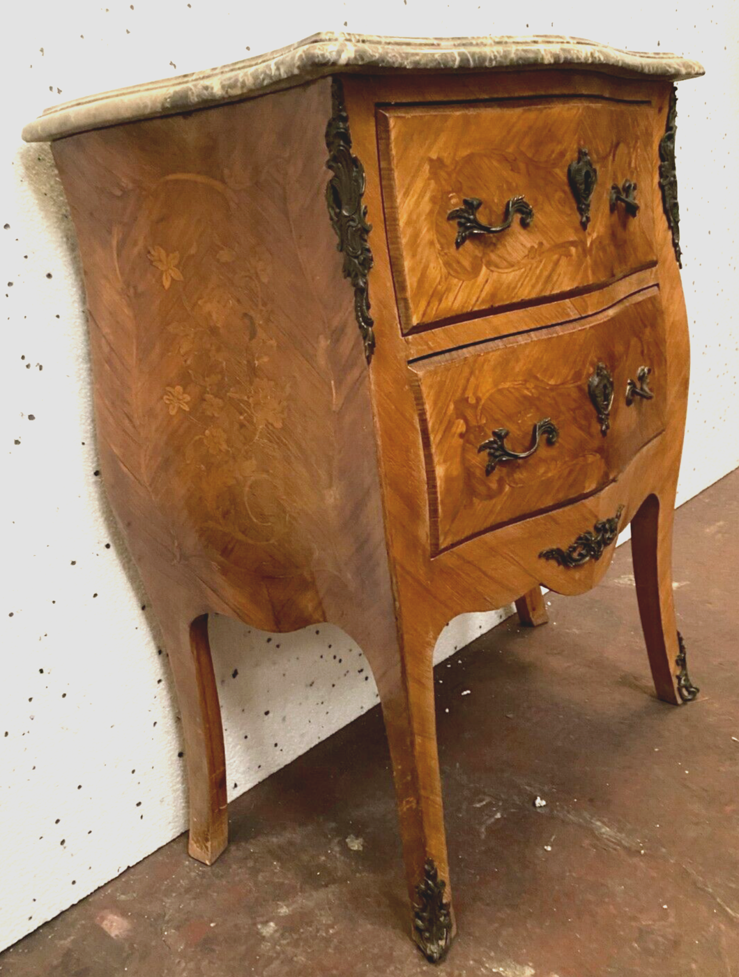 Curved chest of drawers Louis XV style in XX century marquetry