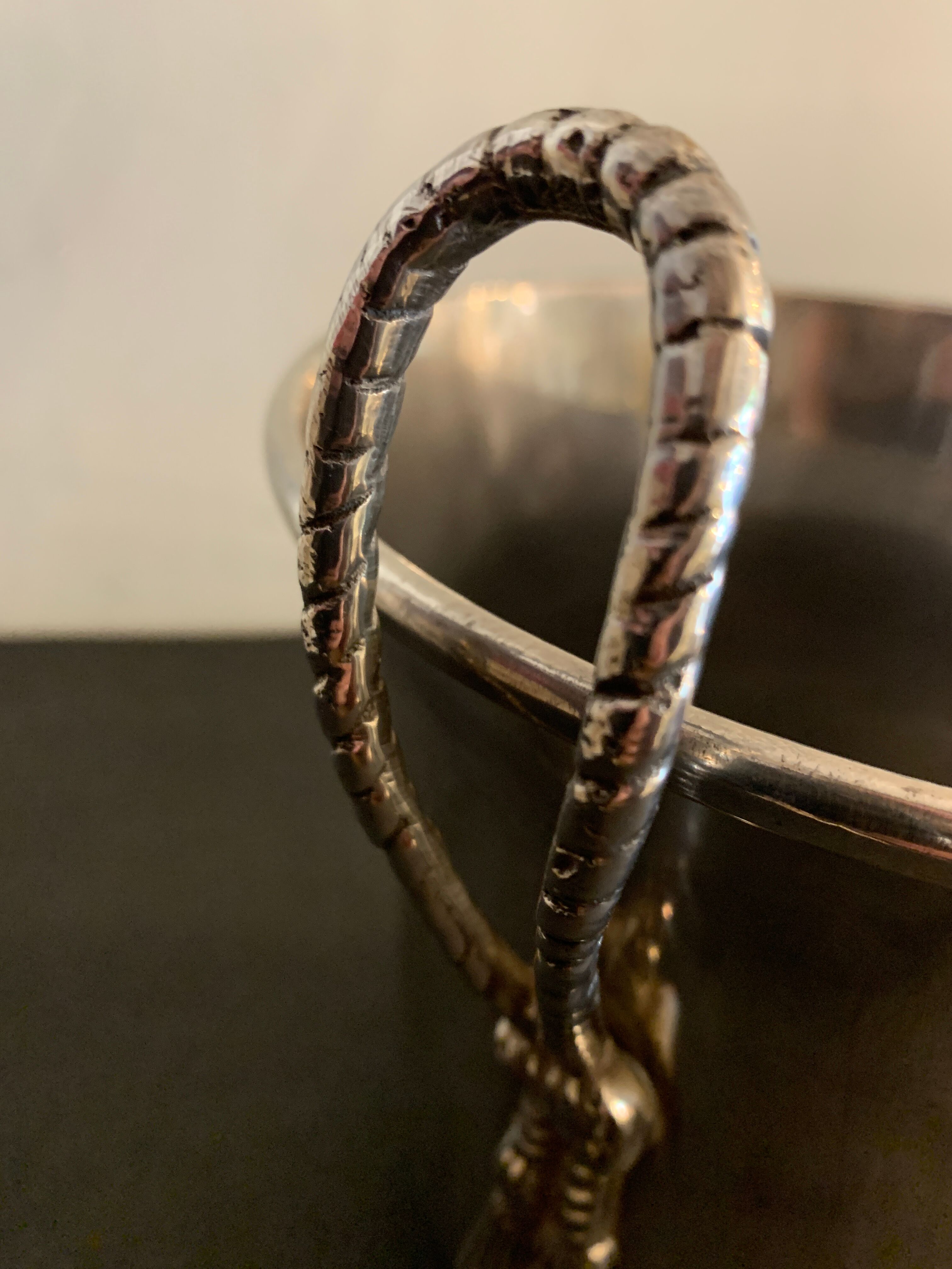 Seau à champagne en métal argenté ancien poinçonné à décor de passementerie