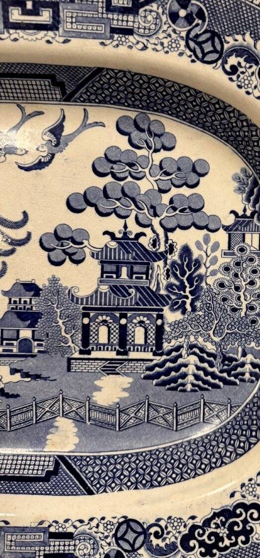 Grand plat en faïence fine bleu et blanc à décor chinoisant – XIXe