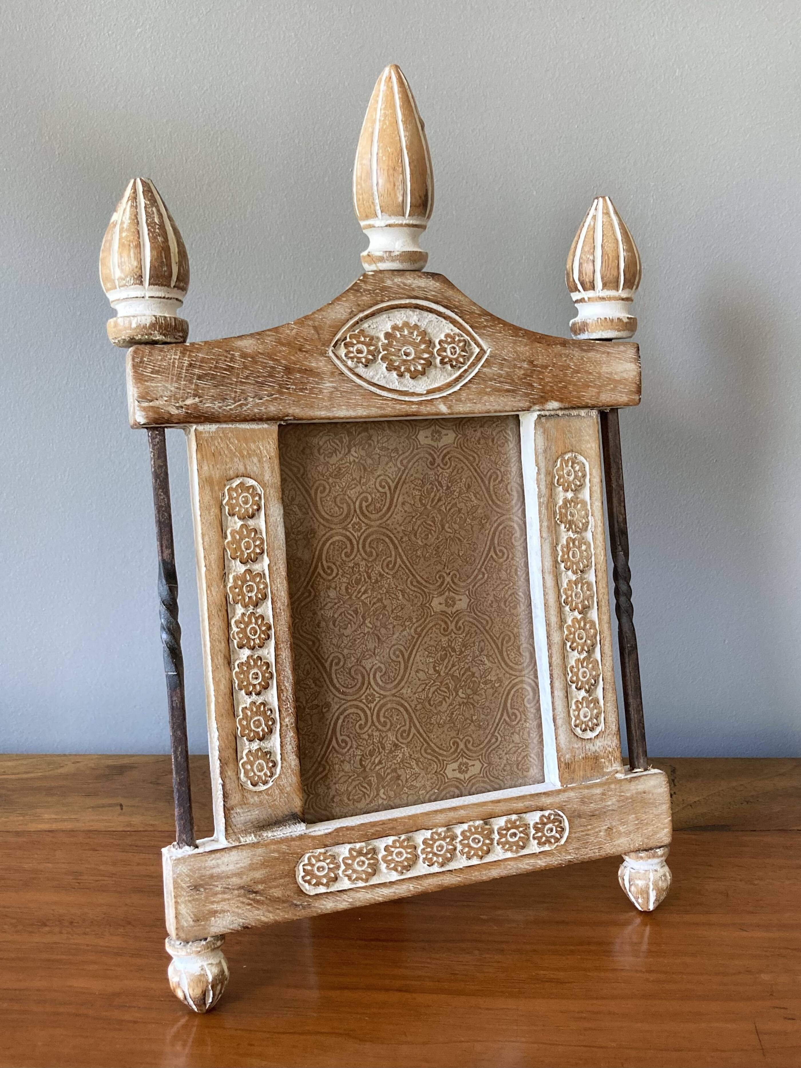 Beautiful Indian frame with wooden pediment carved in flat flowers and ceruse