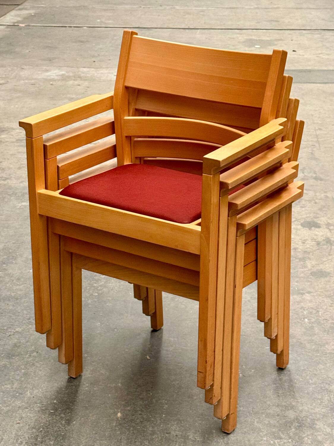 4 chaises empilables design Hans Wegner