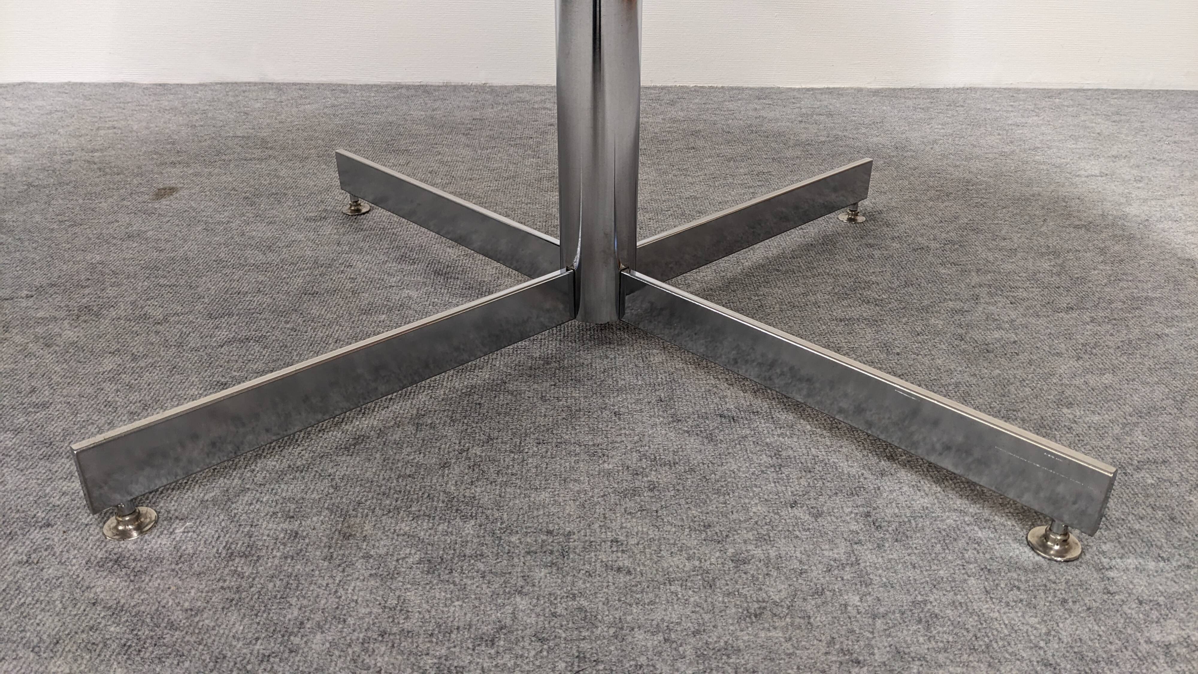 Round dining table