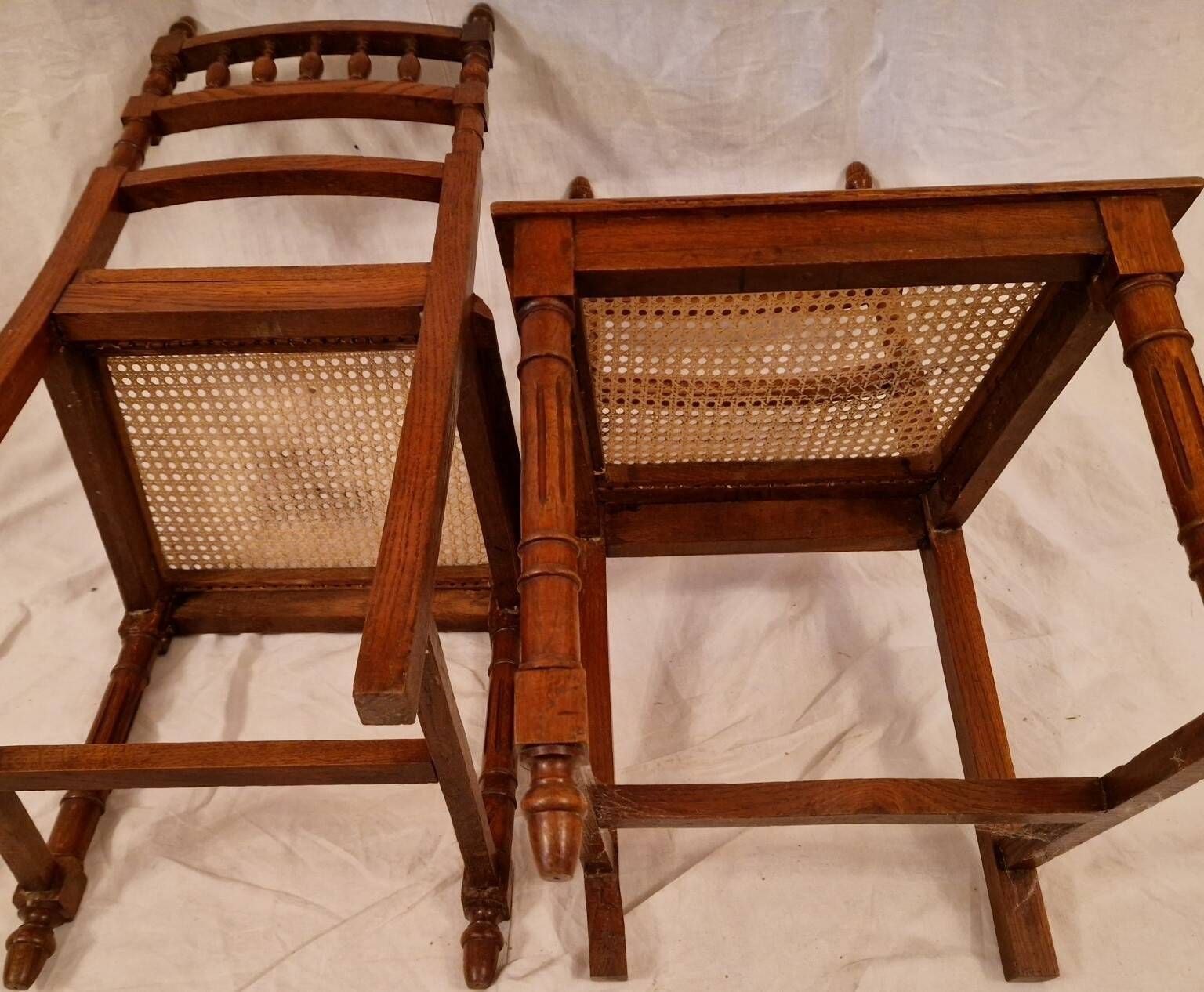 Extendable walnut table, 6 caned chairs in Henri II Neo-Renaissance style.