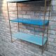 Étagère métal bleu montant strier or 59x48x16