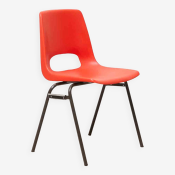 Chaise en plastique vintage rouge
