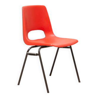 Chaise en plastique vintage rouge