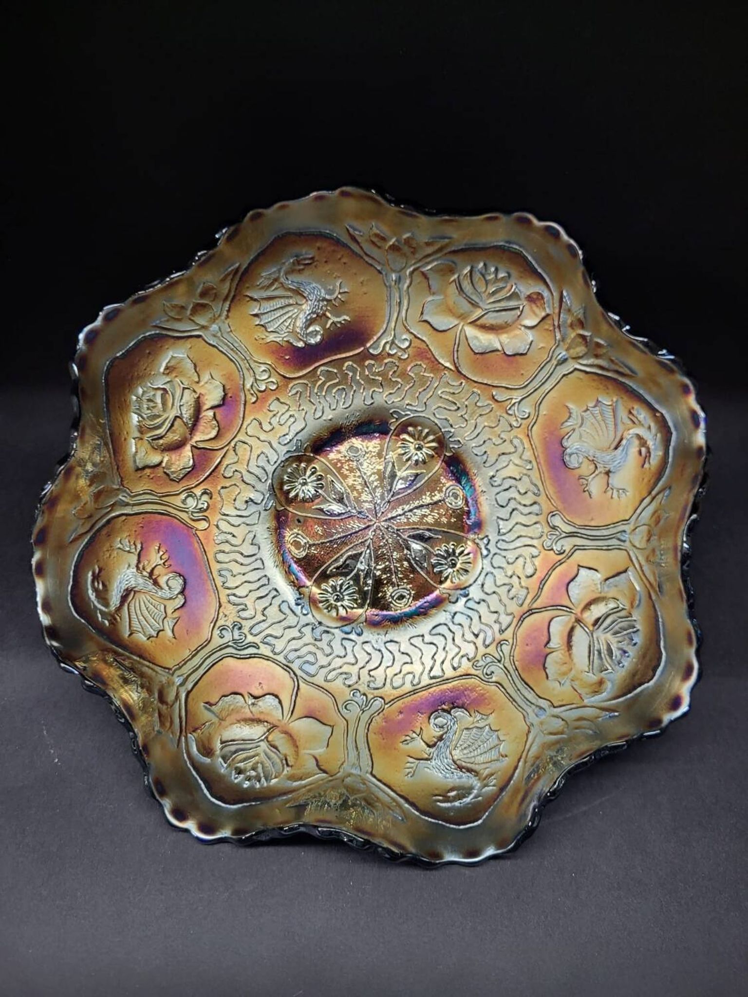 Prachtige schaal in iriserend glas met decor van dragon en lotus fenton