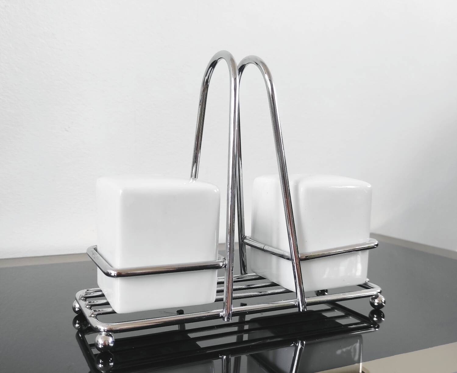 Vintage salt and pepper set – White ceramic and chrome metal