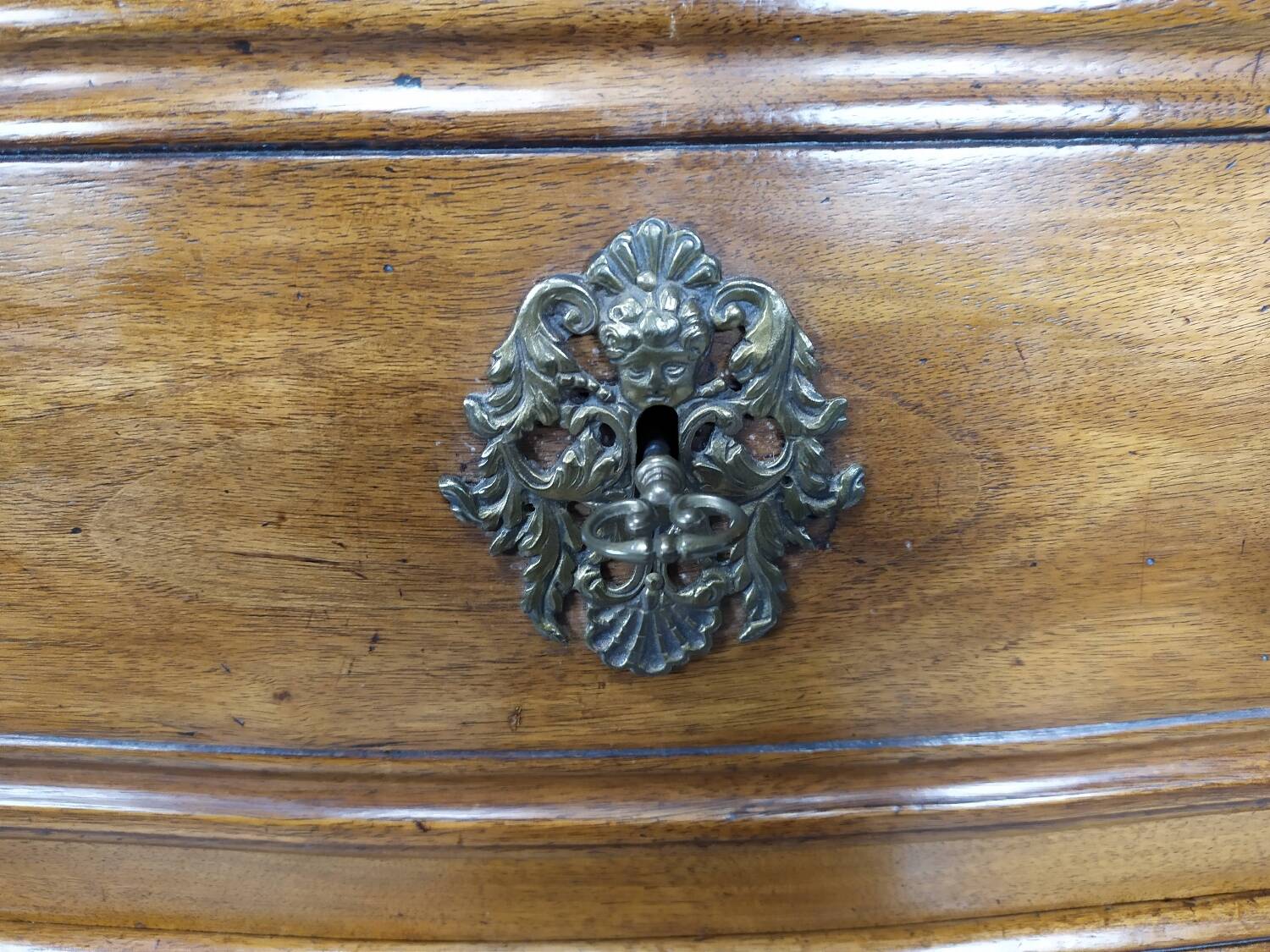 Commode lyonnaise noyer