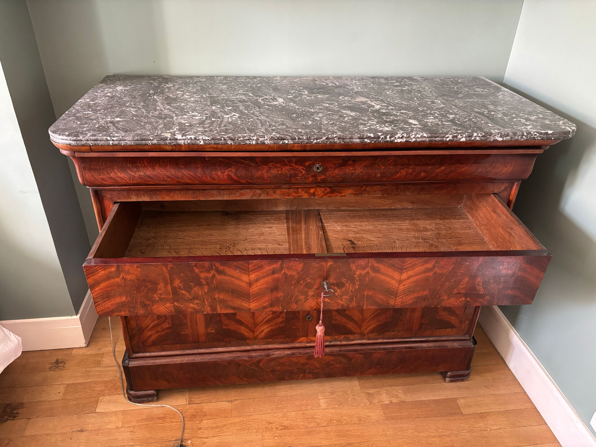 Commode en acajou Louis-Philippe du 19ème siècle avec plateau en marbre
