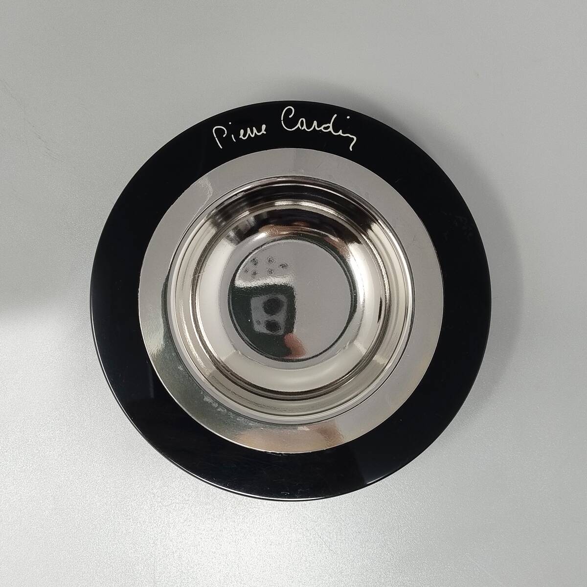 Nécessaire fumeur noir des années 1970 signé Pierre Cardin. Fabriqué en France.