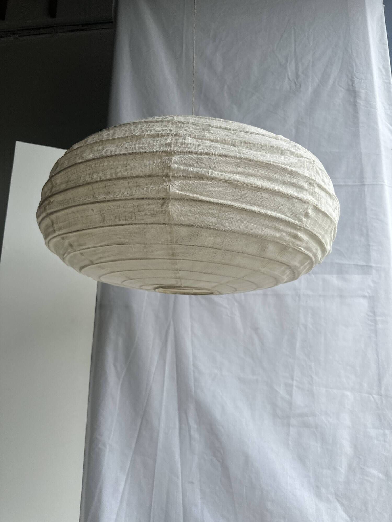 Large oval flat Japanese-style suspension in rattan and natural linen H35 D60.