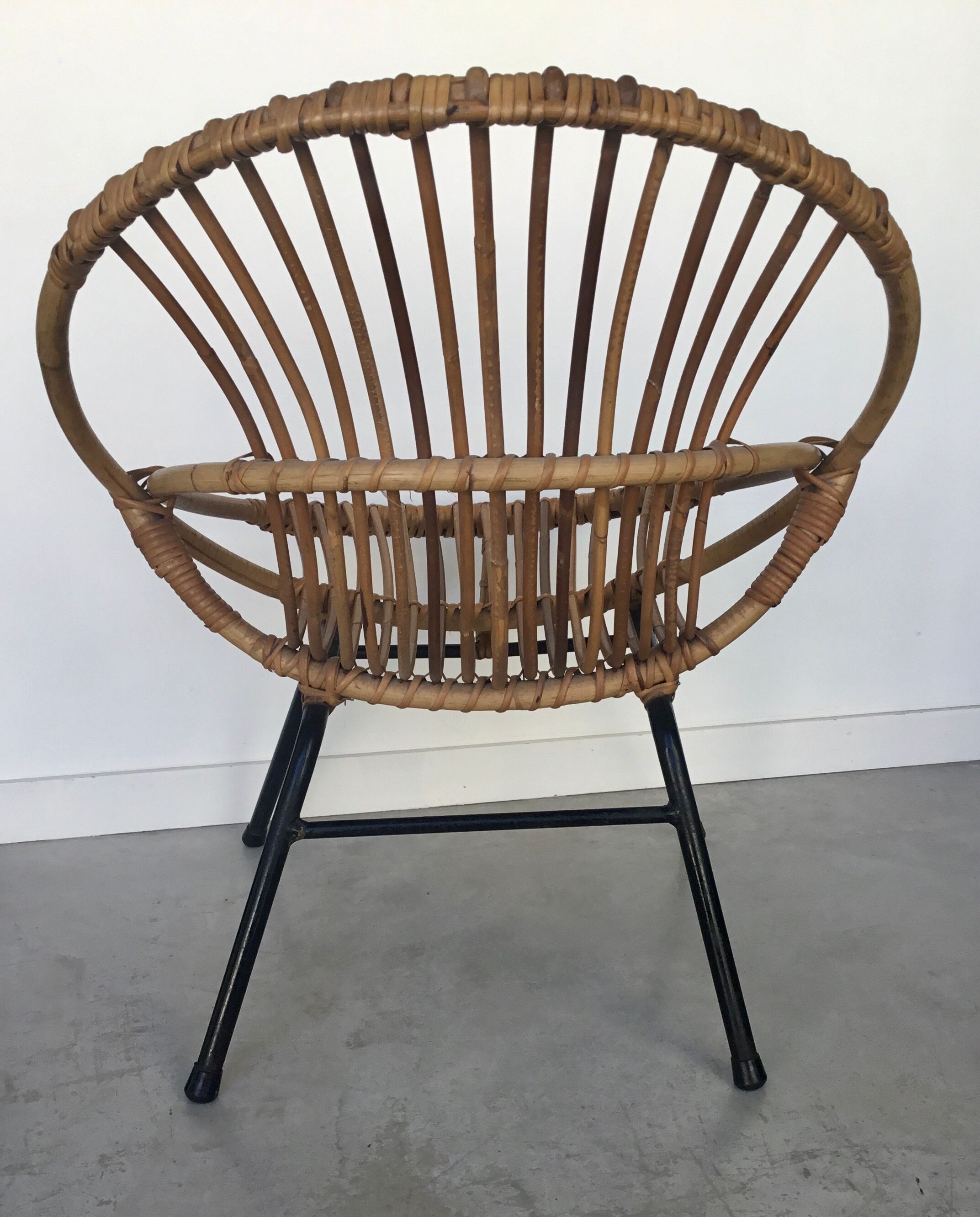 Fauteuil coquille en rotin - piétement tubulaire métallique noir - 1960