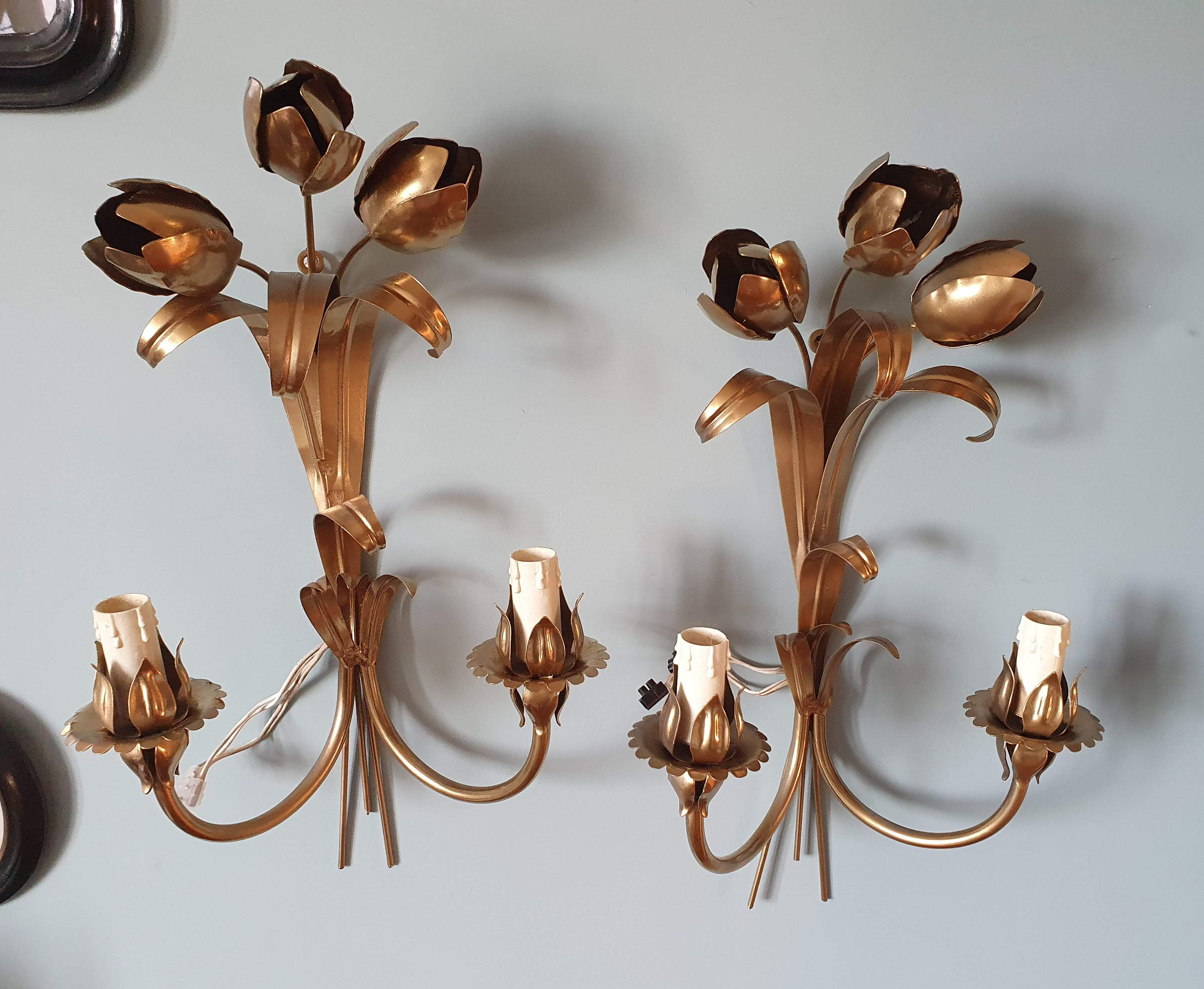 Gold sconces with floral decoration