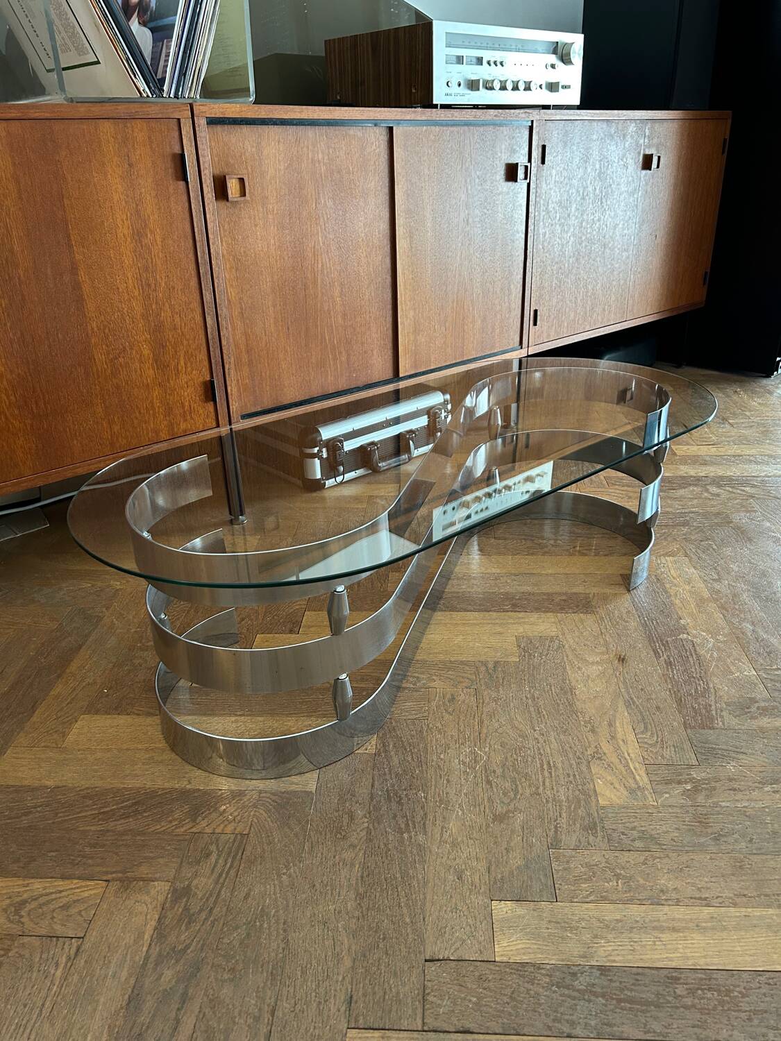 70s design oval coffee table in glass with chrome legs.