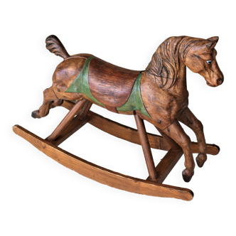 Ancien cheval de manège en bois