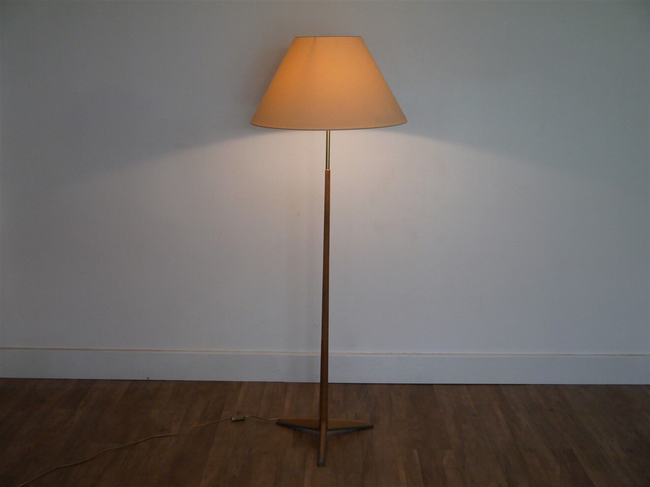 Lampadaire tripode en bois 1960
