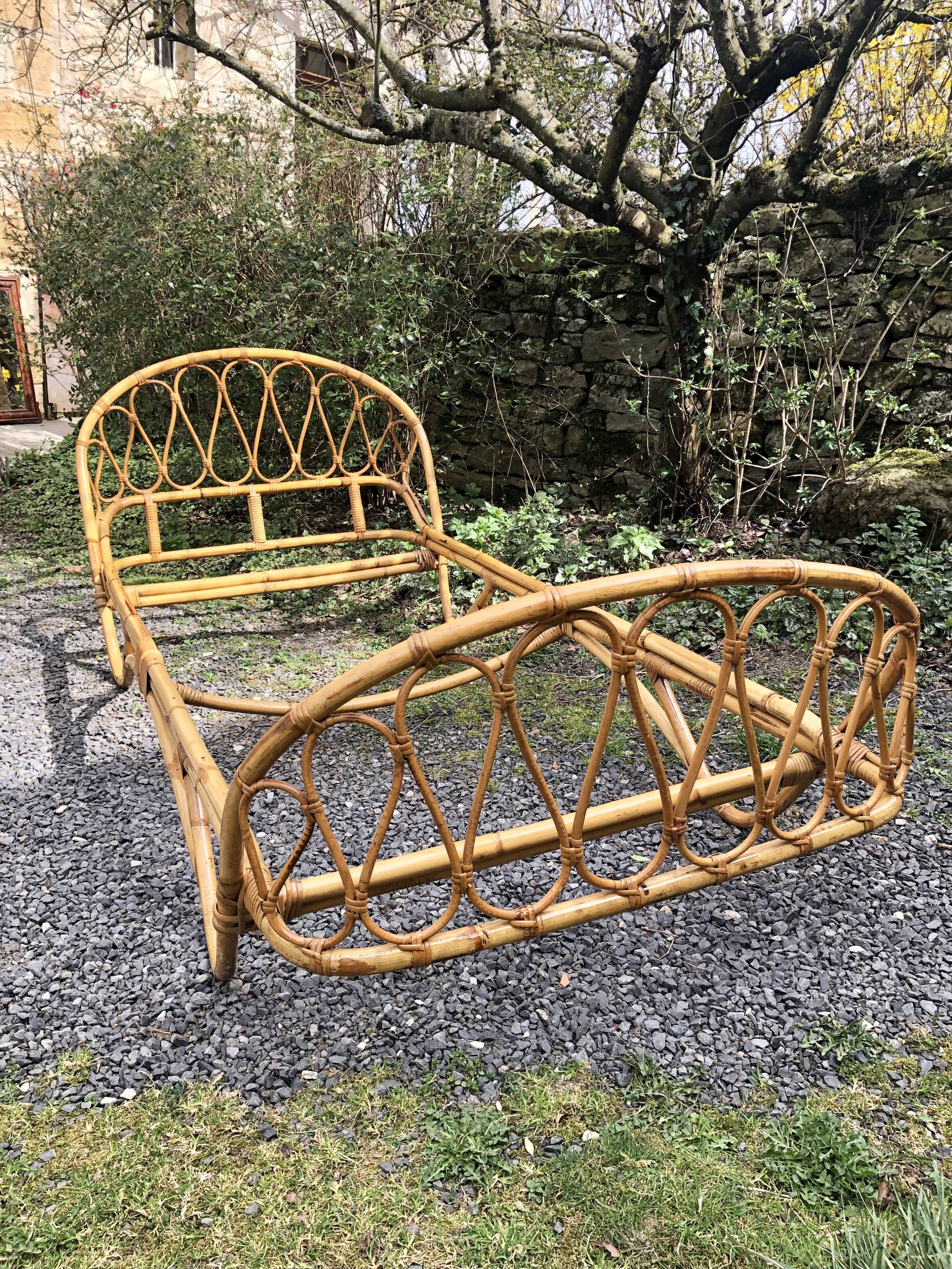 One-seater rattan bed