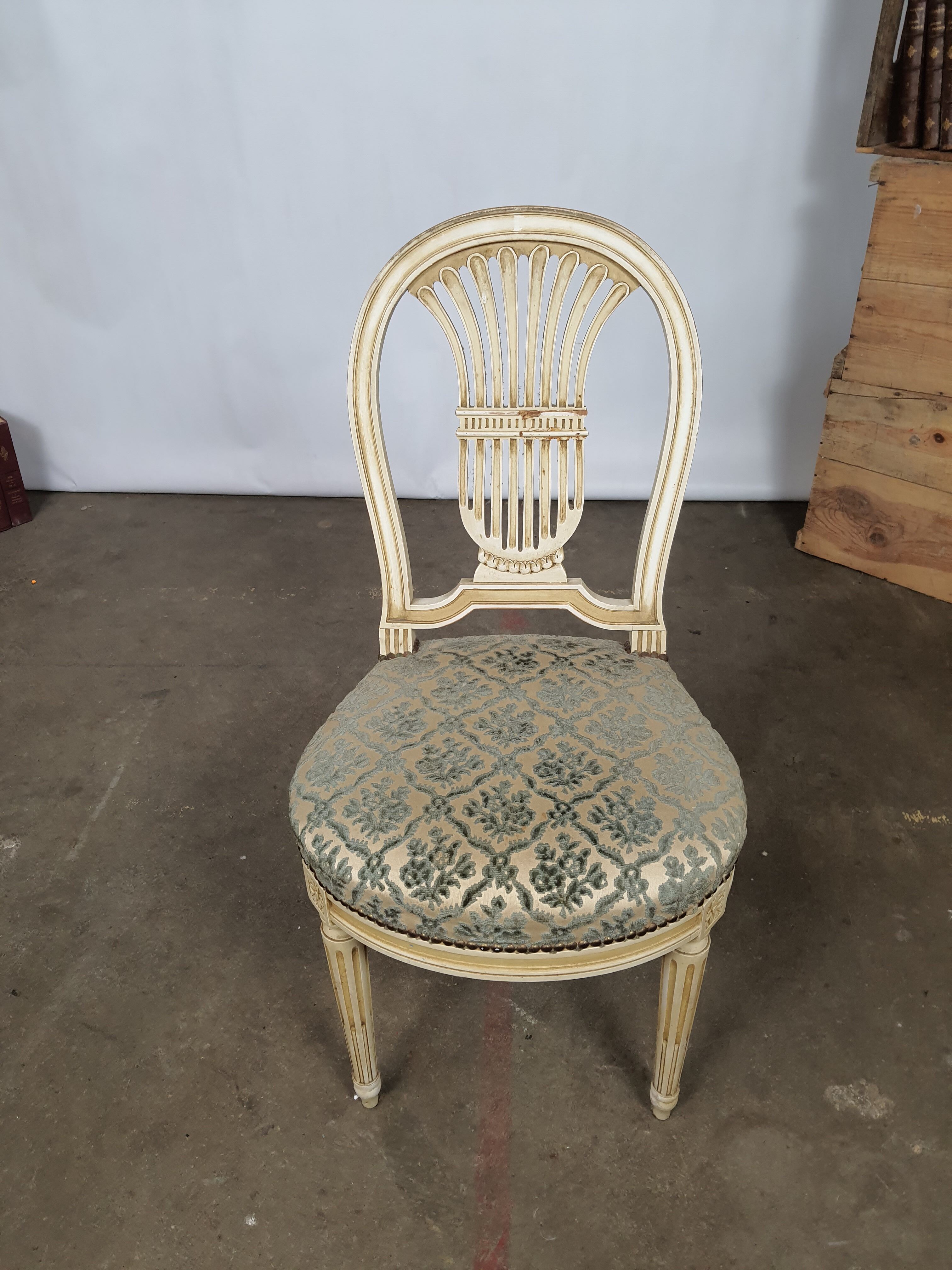 5 chaises en bois laqué blanc style Louis XVI