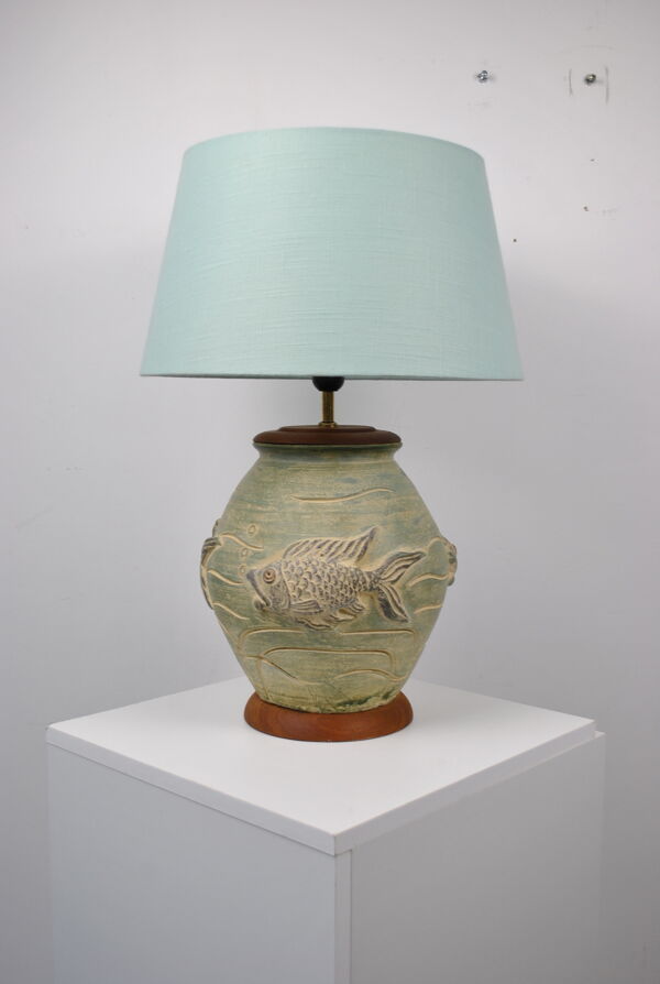Lampe en céramique décor poisson en relief vers 1970