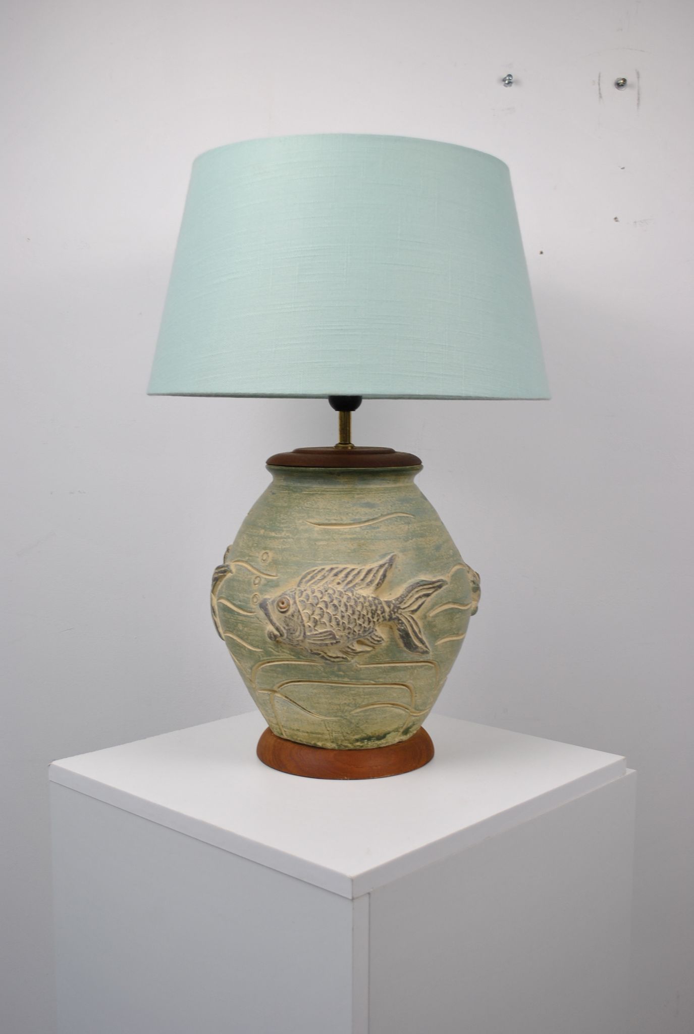 Lampe en céramique décor poisson en relief vers 1970