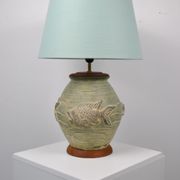 Lampe en céramique décor poisson en relief vers 1970