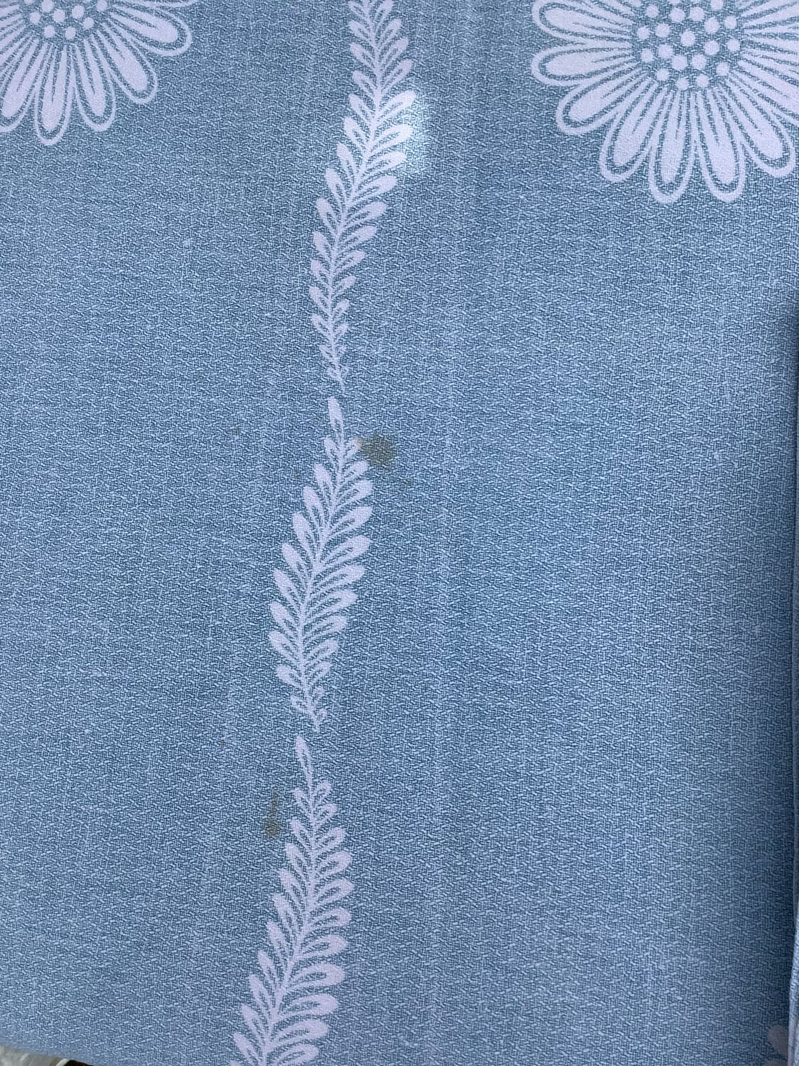 Oval tablecloth and 6 towels