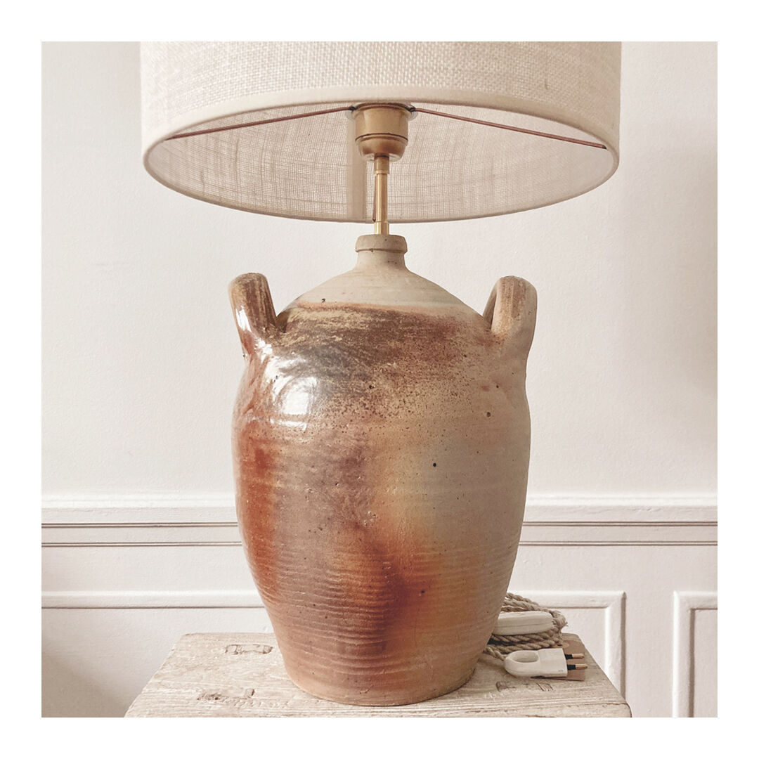 Jug lamp and ecru woven jute