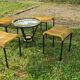 Salon de jardin comprenant table basse ronde en scoubidou et 4 tabourets assortis