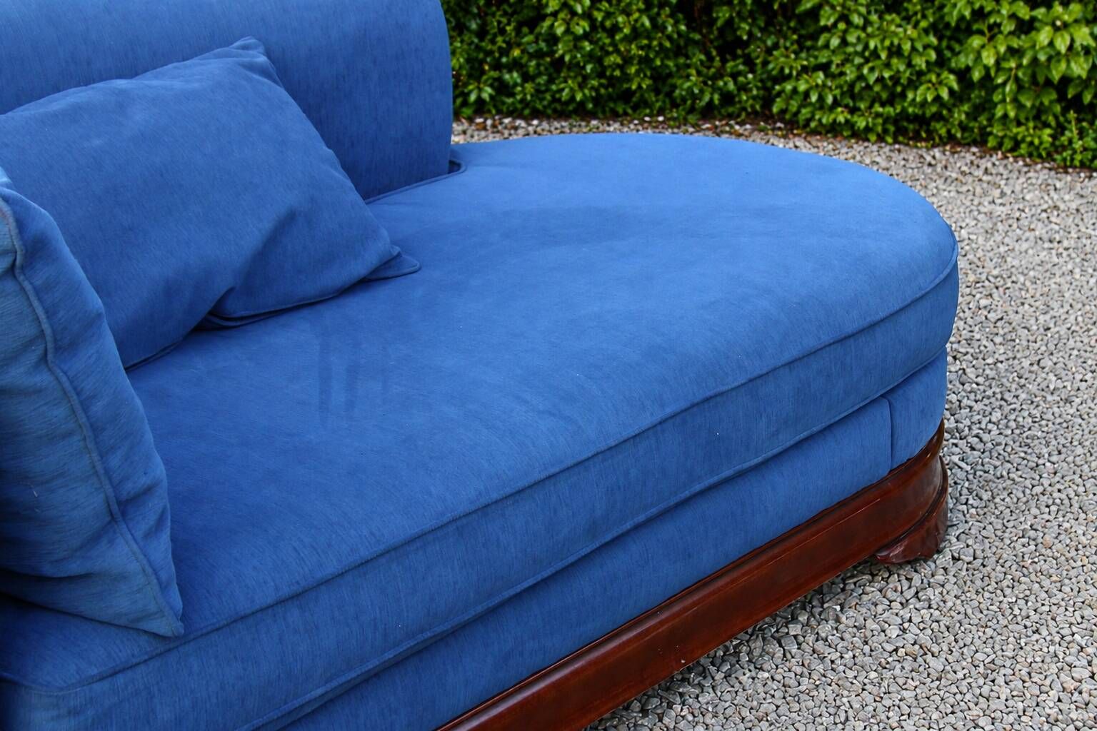 Grande méridienne vintage bleu cobalt en tissu et bois – chaise longue 190