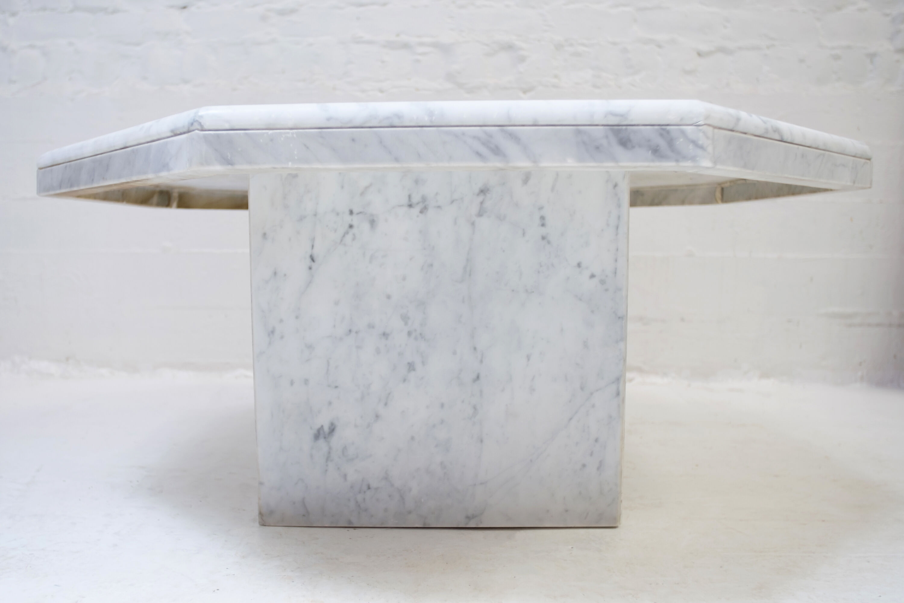 Octagonal vintage coffee table in Carrara marble 70s