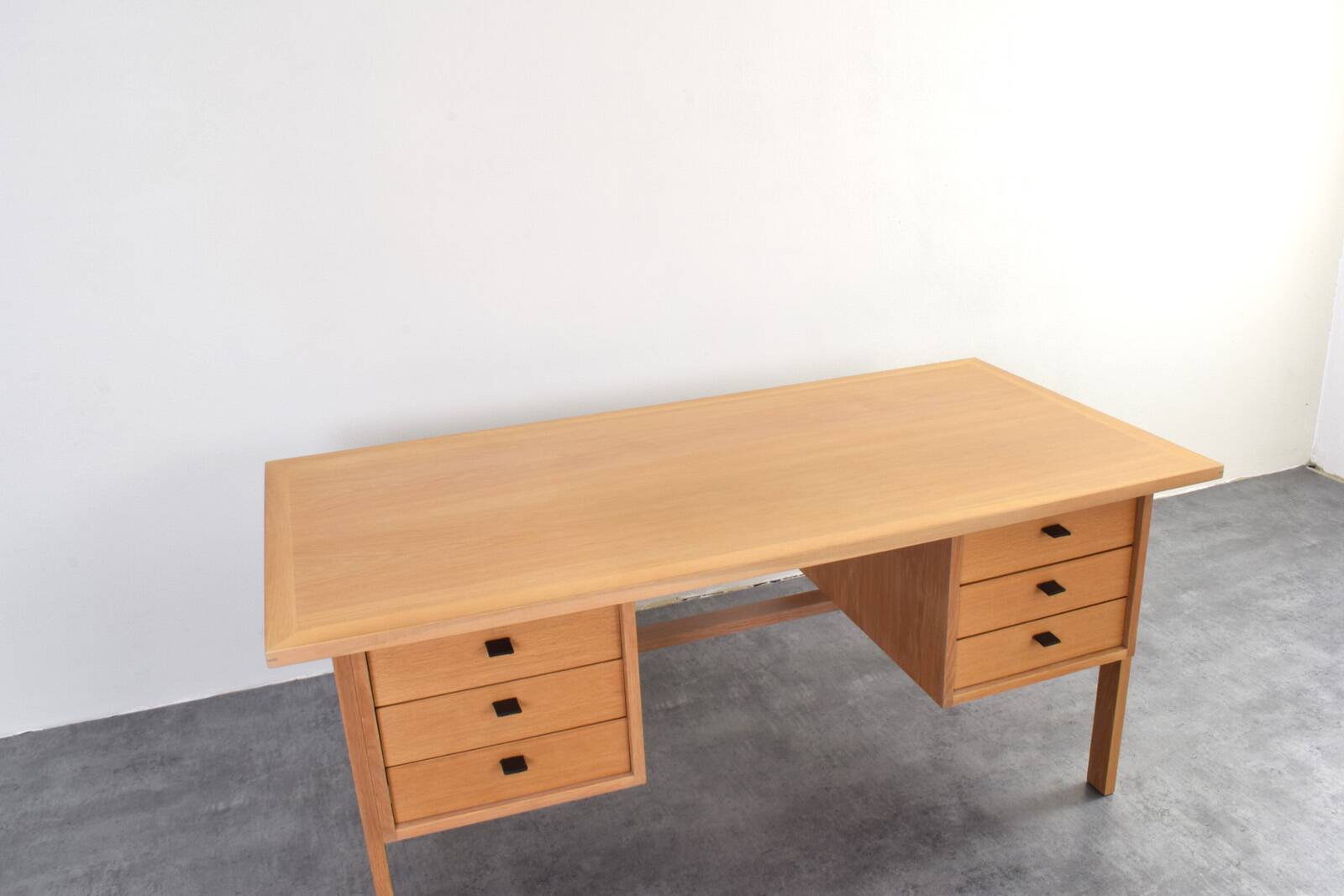 Mid-century oak desk by Svend Åge Madsen for Sigurd Hansen, 1960s.