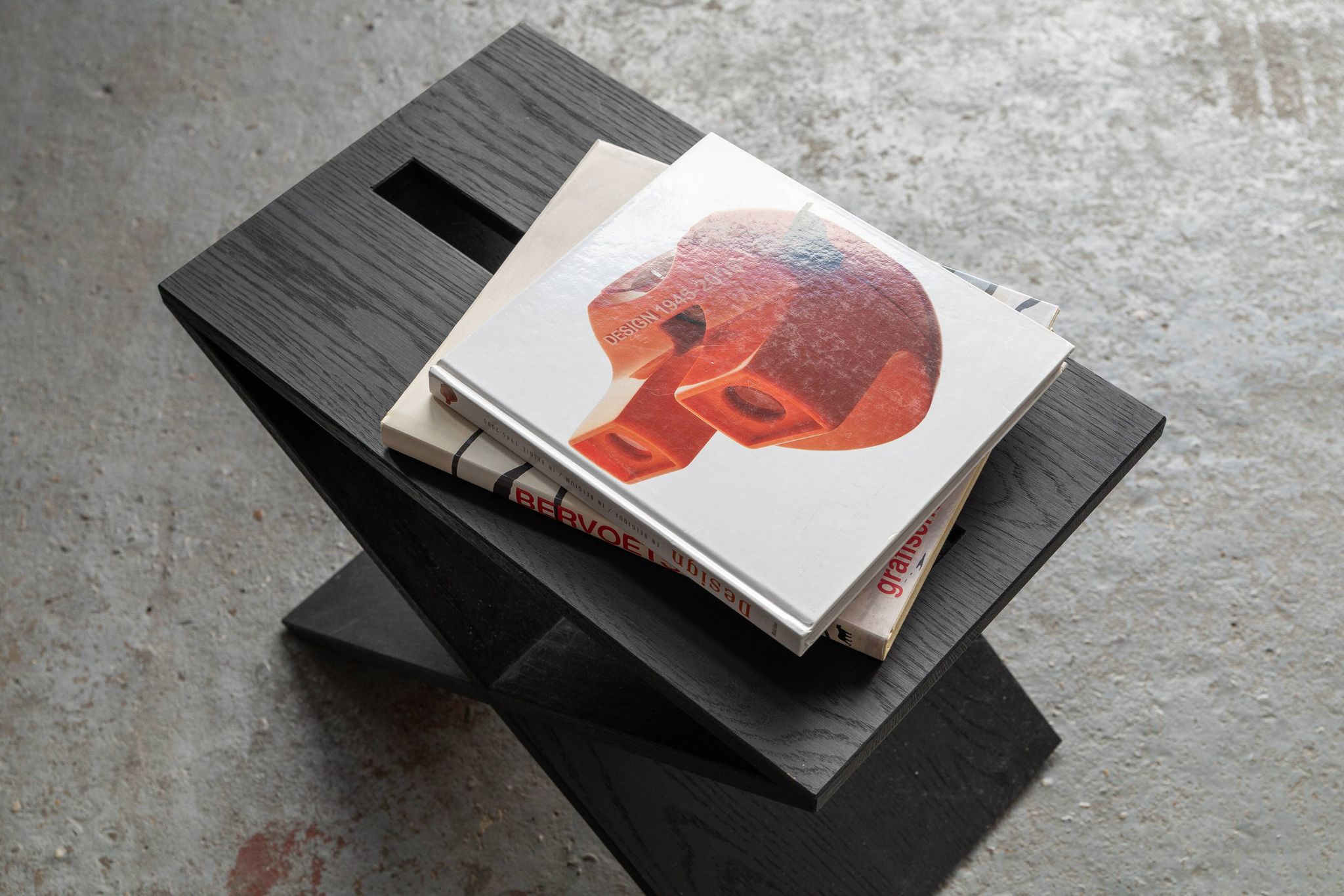 Table d'appoint en chêne noir « LC01 » par Lena Coupez, Belgique, 2024