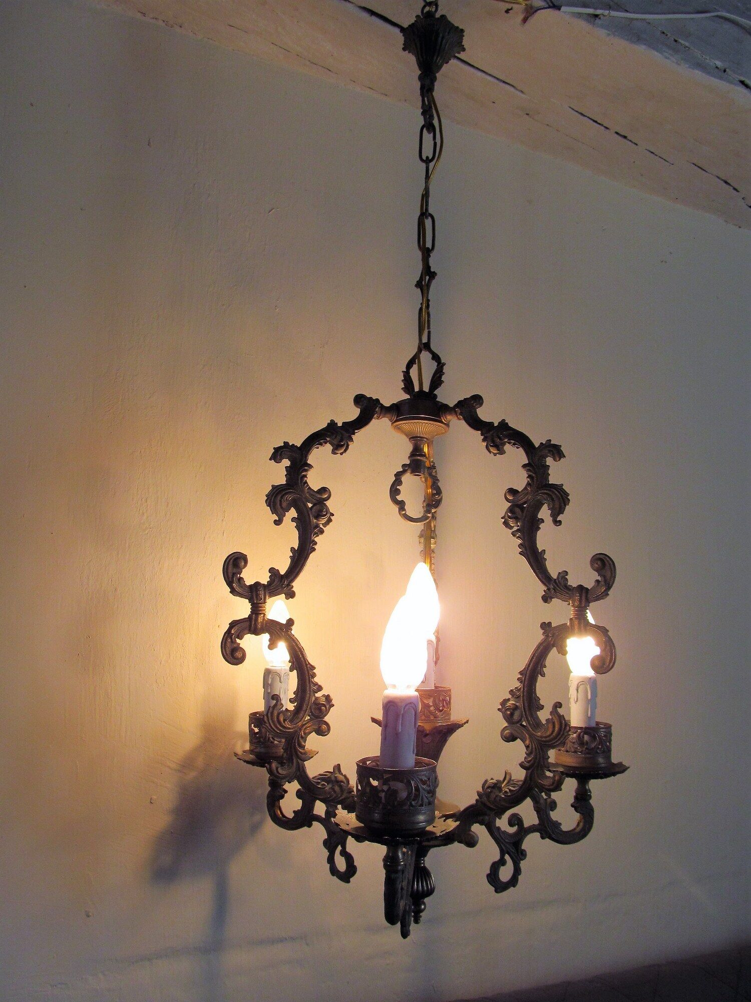 Italian Vintage patinated bronze chandelier with 4 lights with a beautiful wow patina