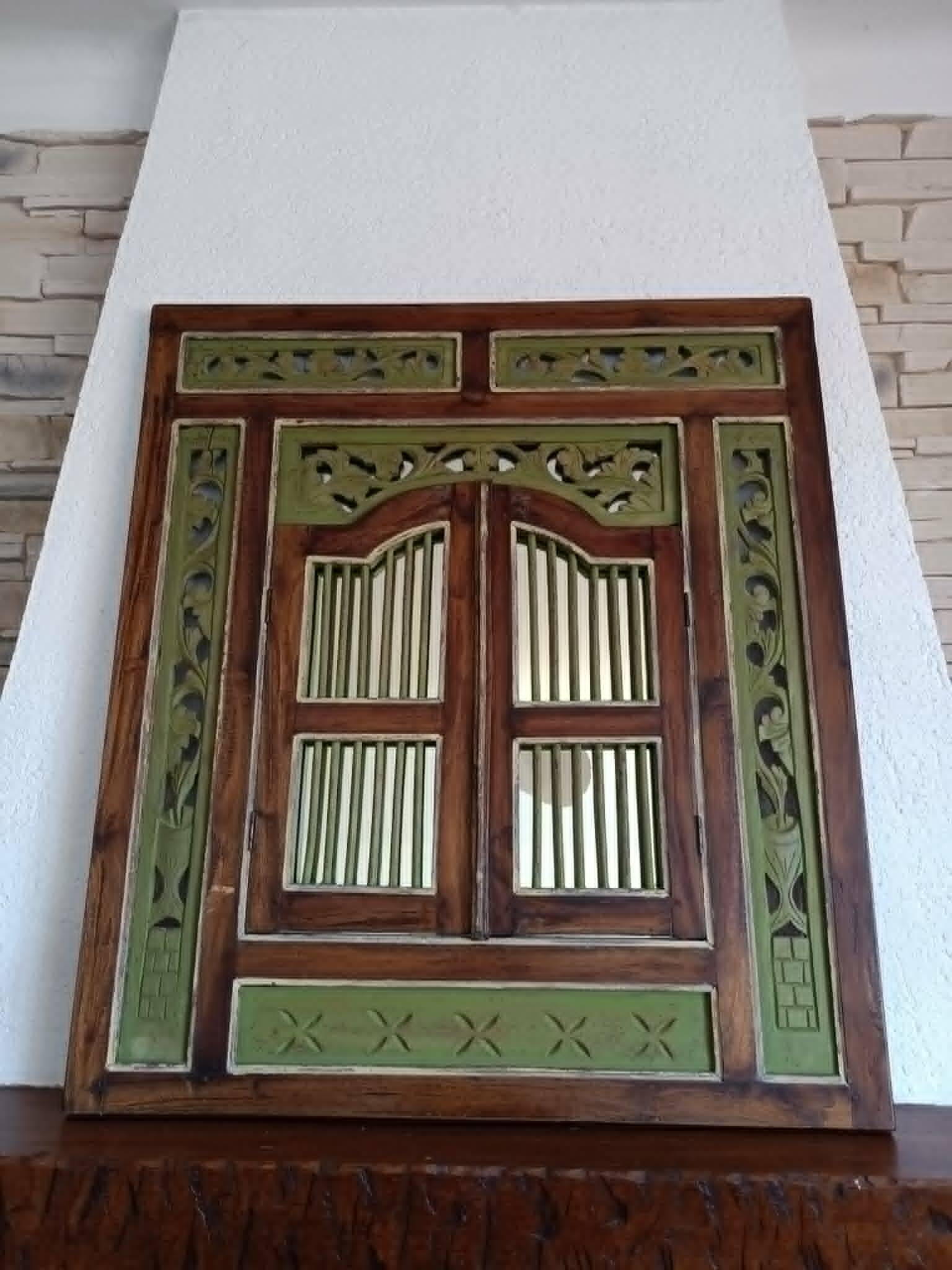 Grand miroir en bois sculpté avec volets – Style balinais