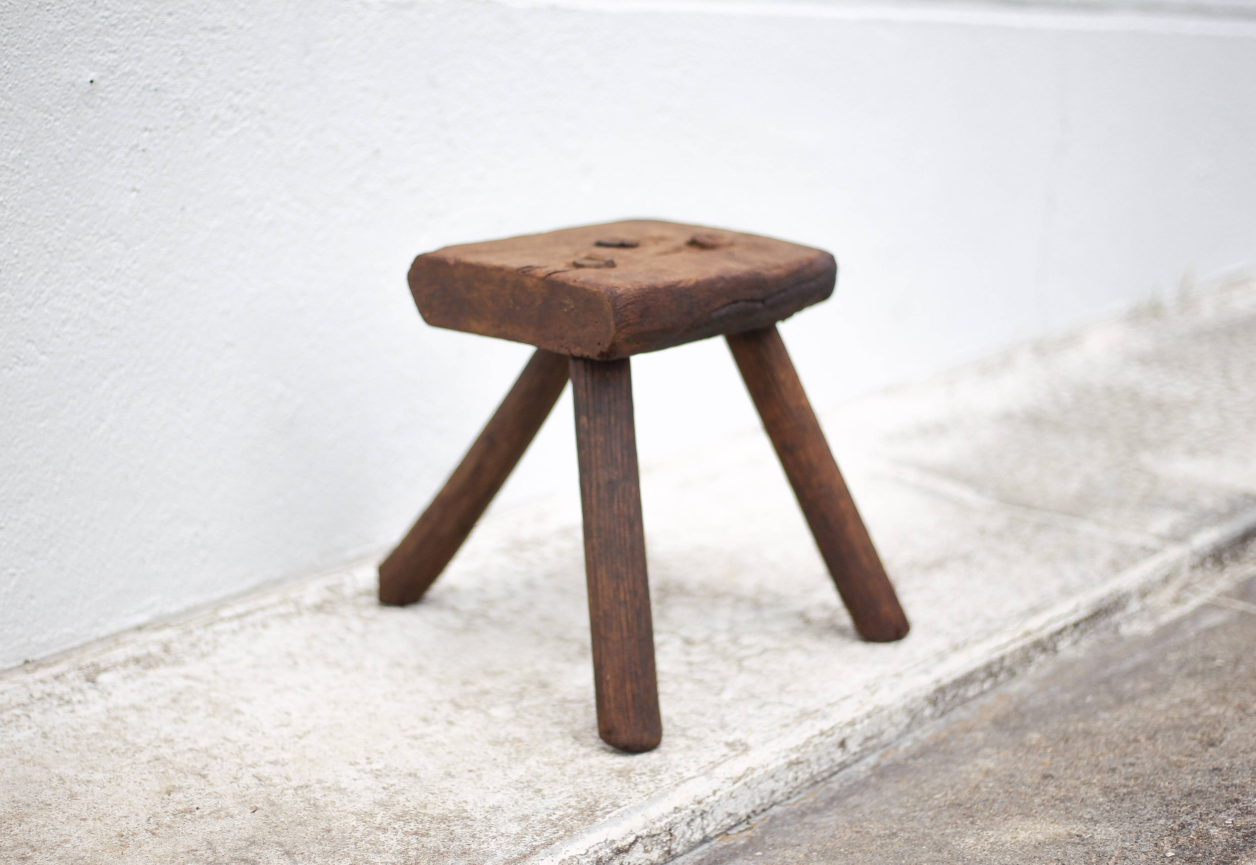 Tabouret bois tripode, tabouret de traite, porte-plante bois