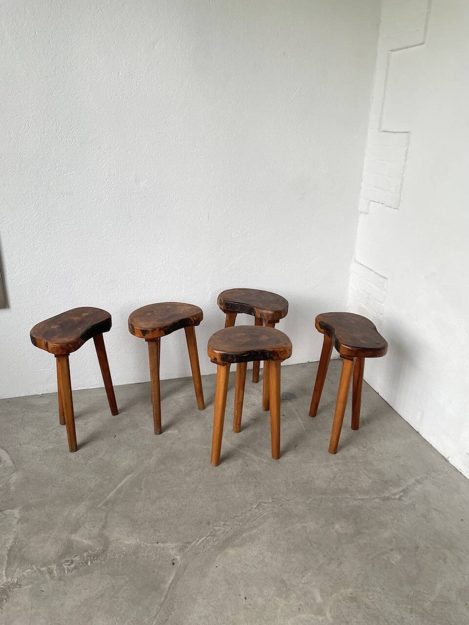 Set de 5 tabourets tripode olivier années 50