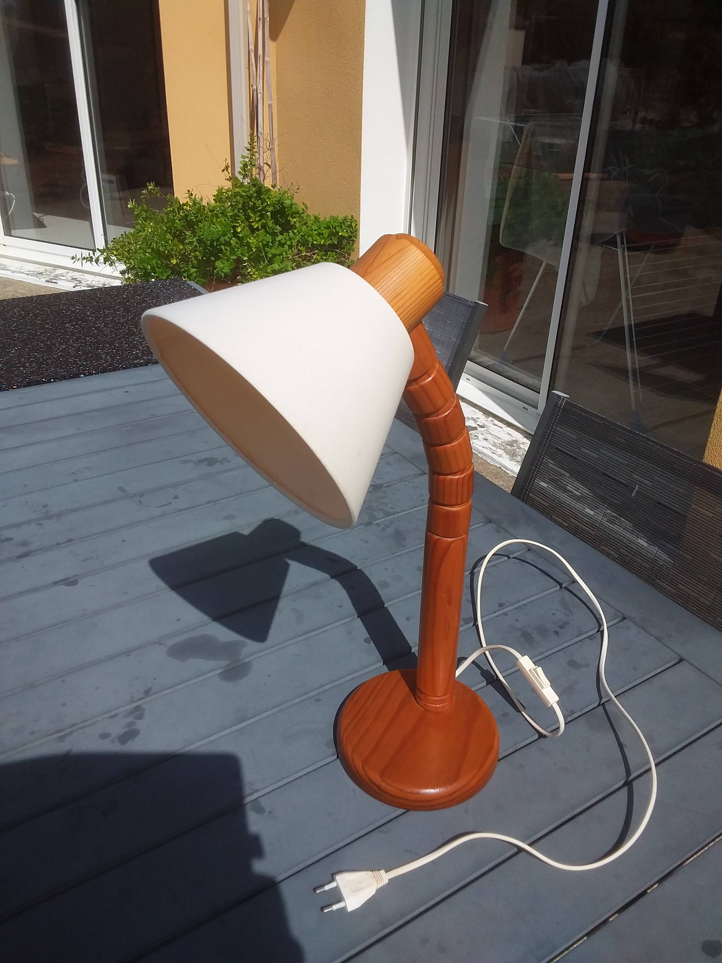 Vintage Scandinavian pine articulated lamp from the 60s and 70s.