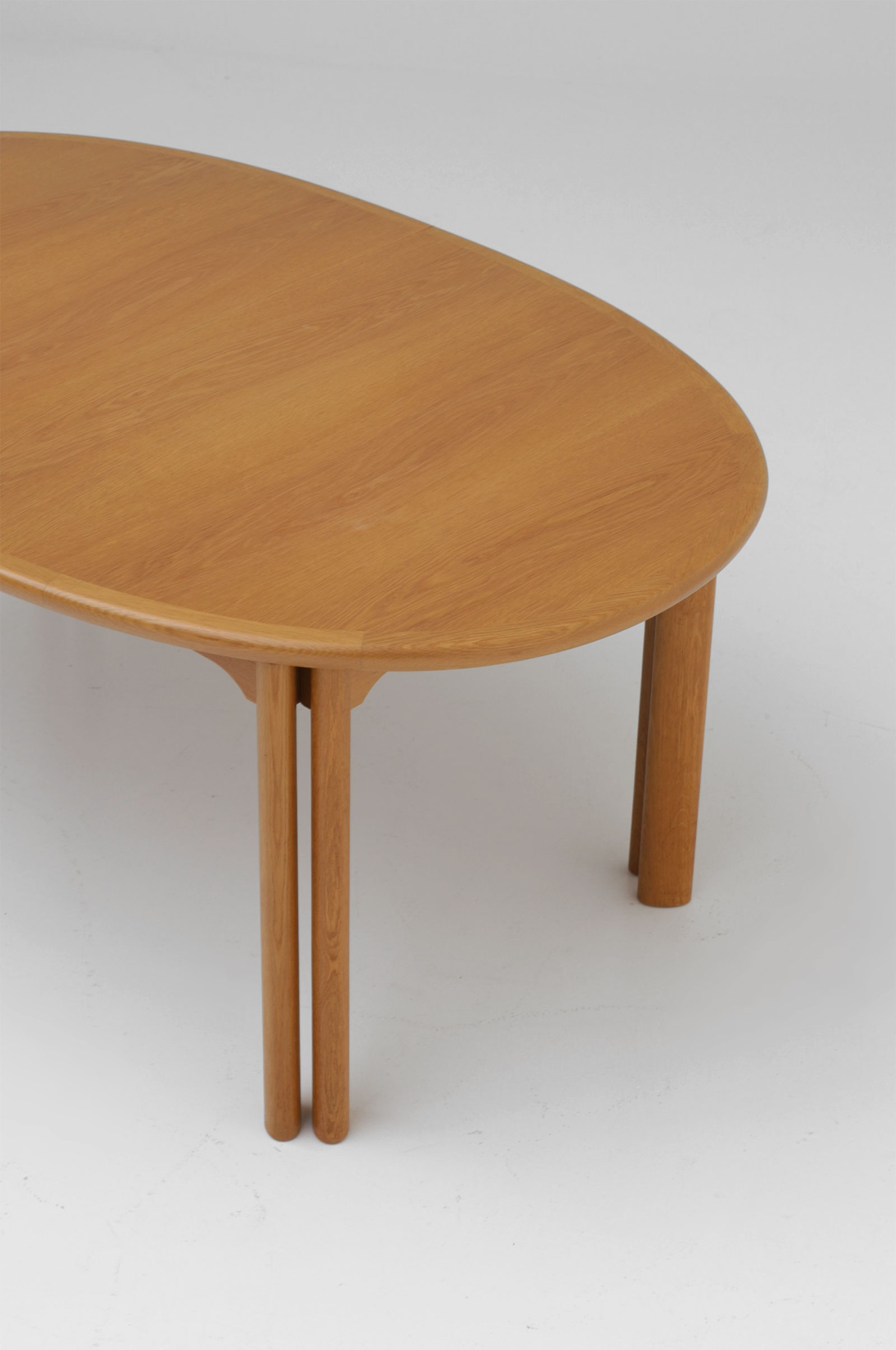 Extendable dining table by Van Den Berghe pauvers