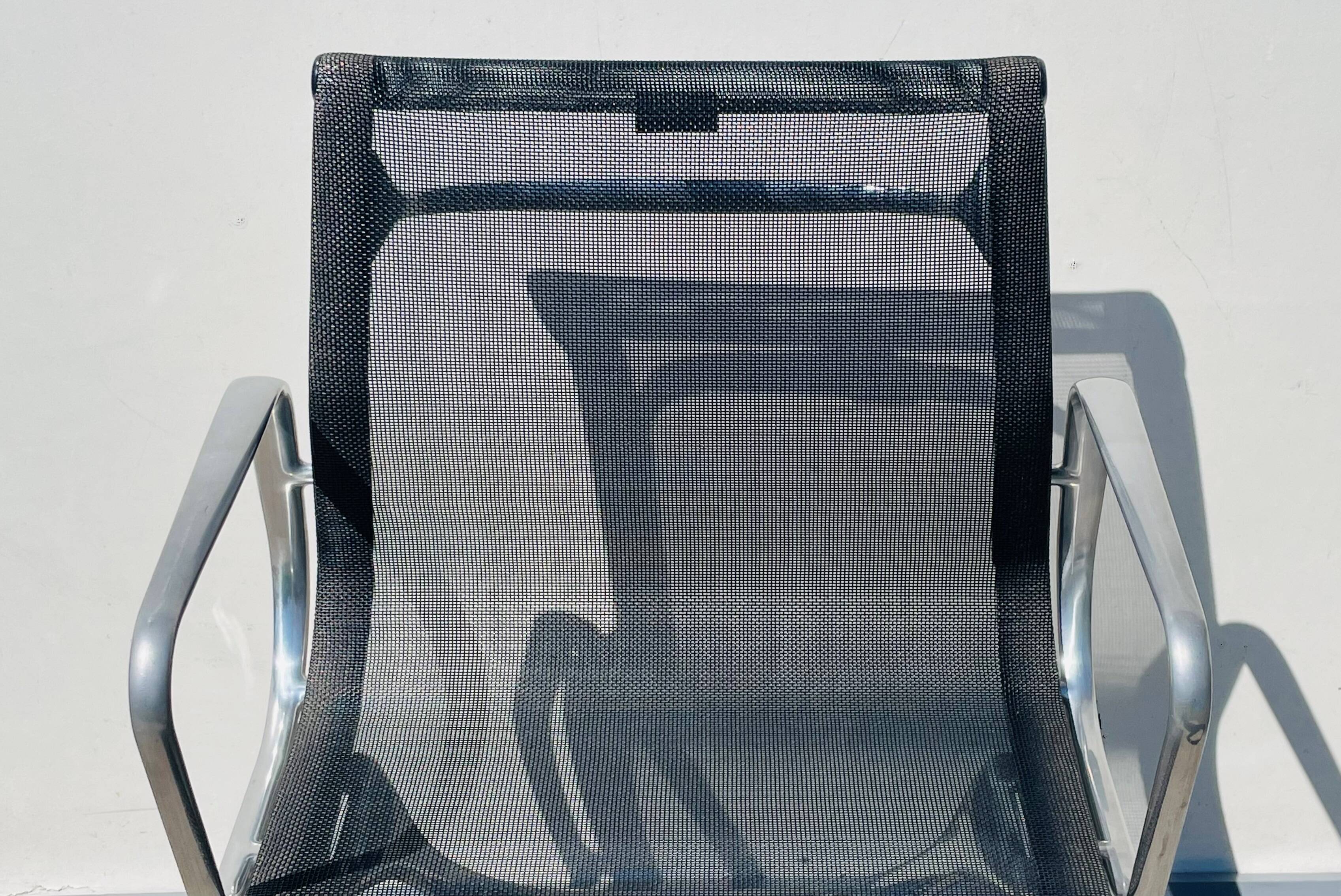 Paire de chaises Ch. Eames Alu Group résille Vitra Vintage