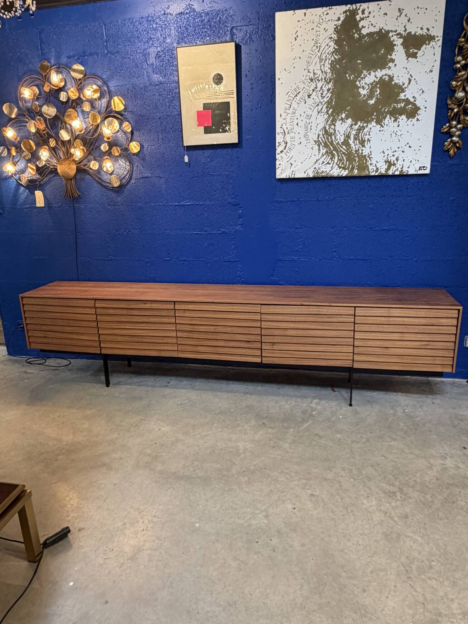 Large 3-metre sideboard in walnut by the manufacturer Punt Mobles.