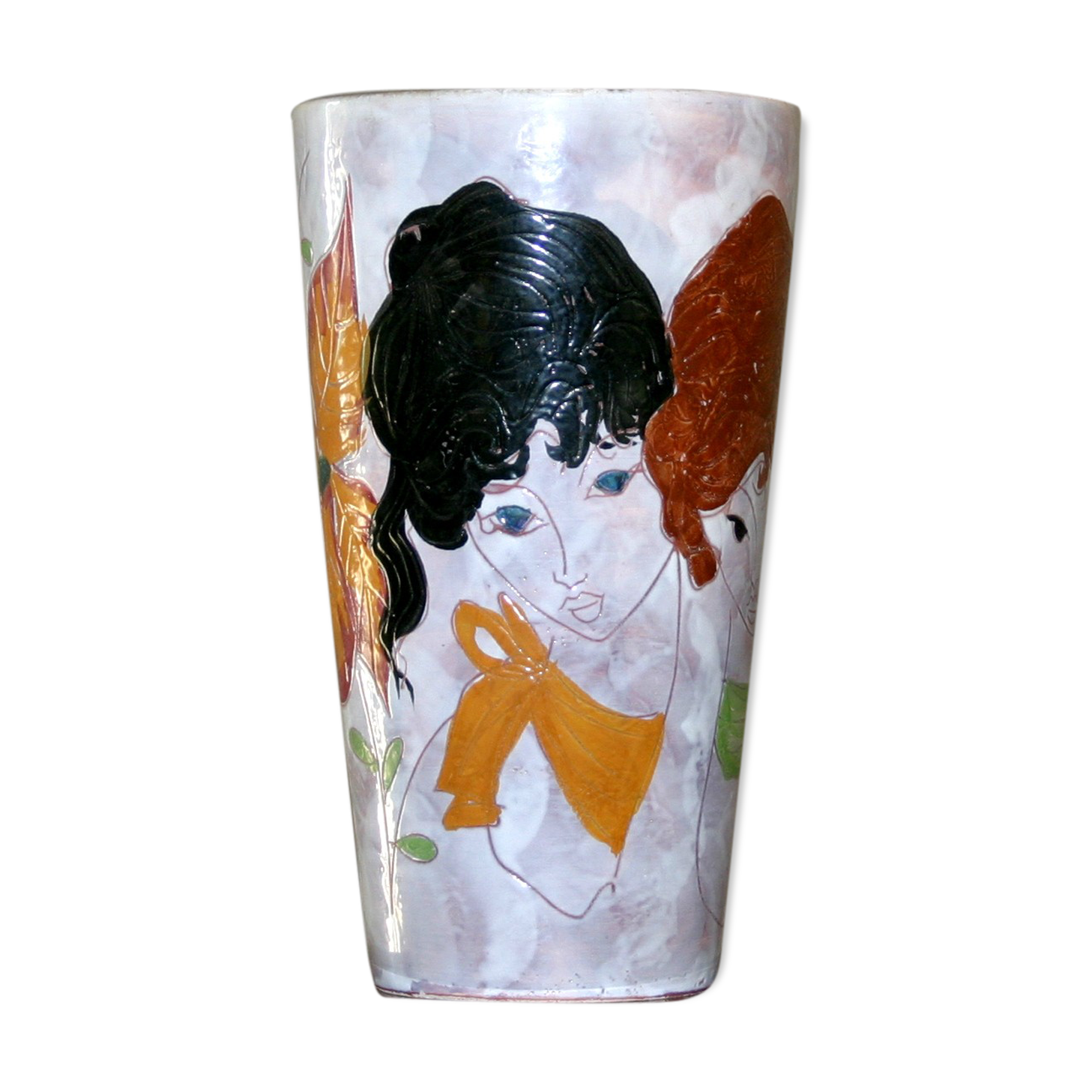 Ceramic vase with women's décor