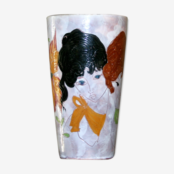 Vase en céramique avec décor de femmes