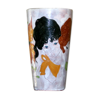 Ceramic vase with women's décor