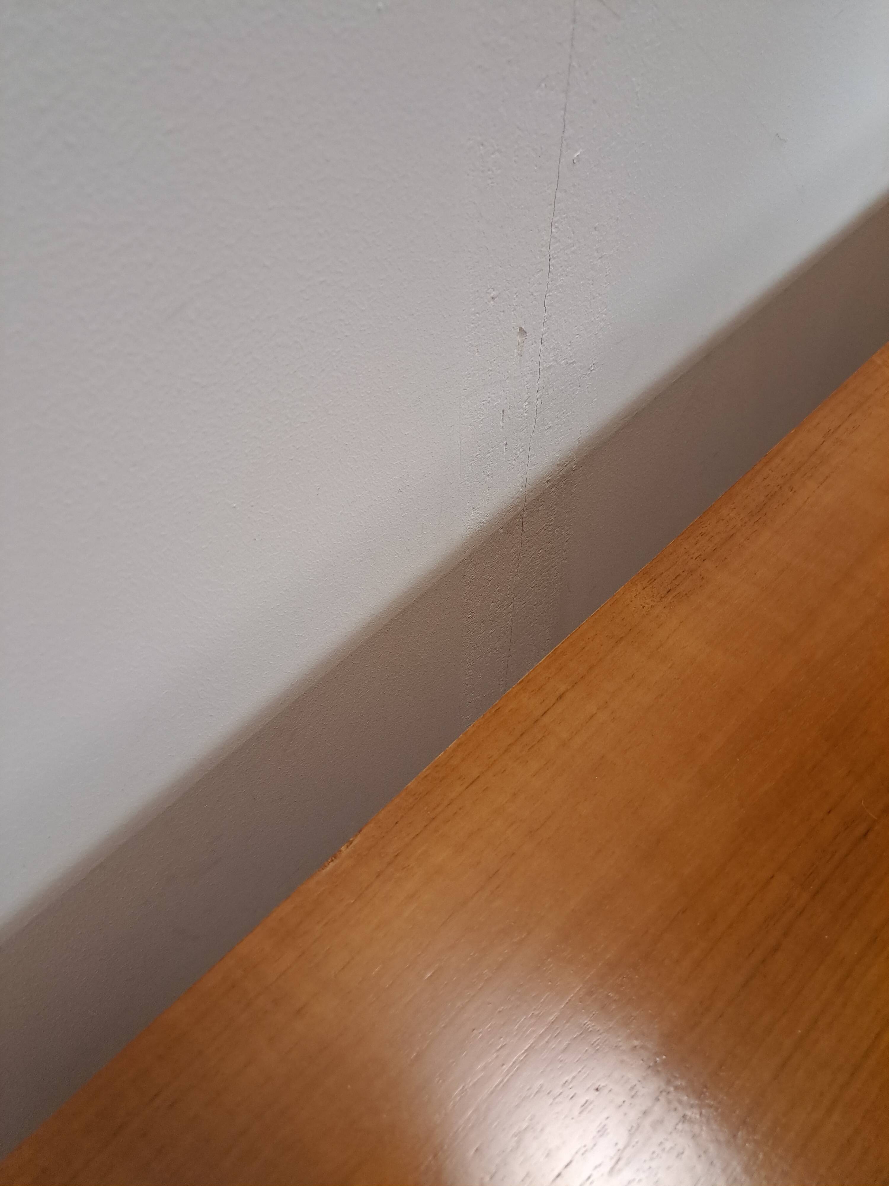 Mid-century notenhout fineer dressoir met 3 lades