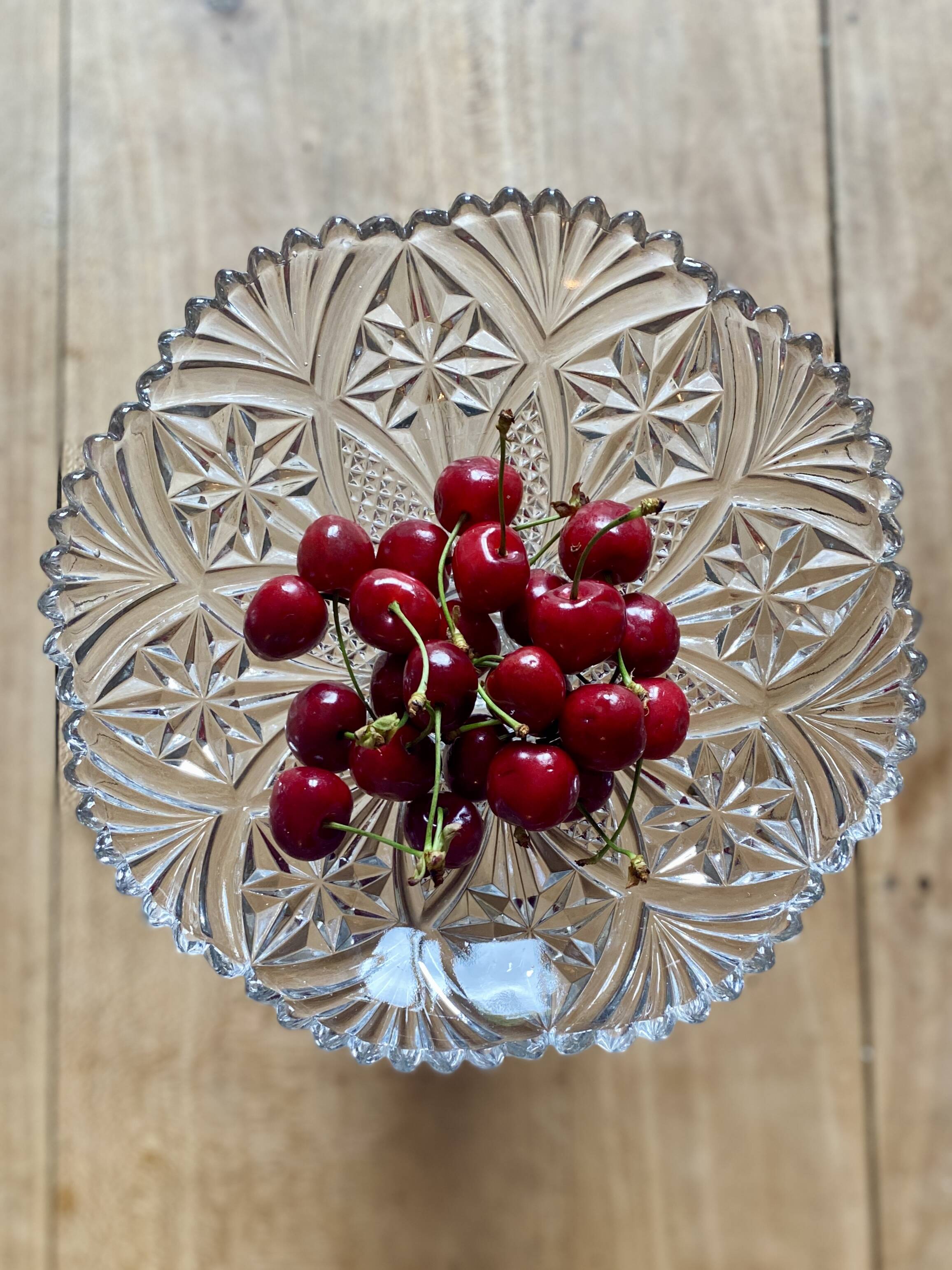 Compotier ou assiette à pied en verre ciselé vintage