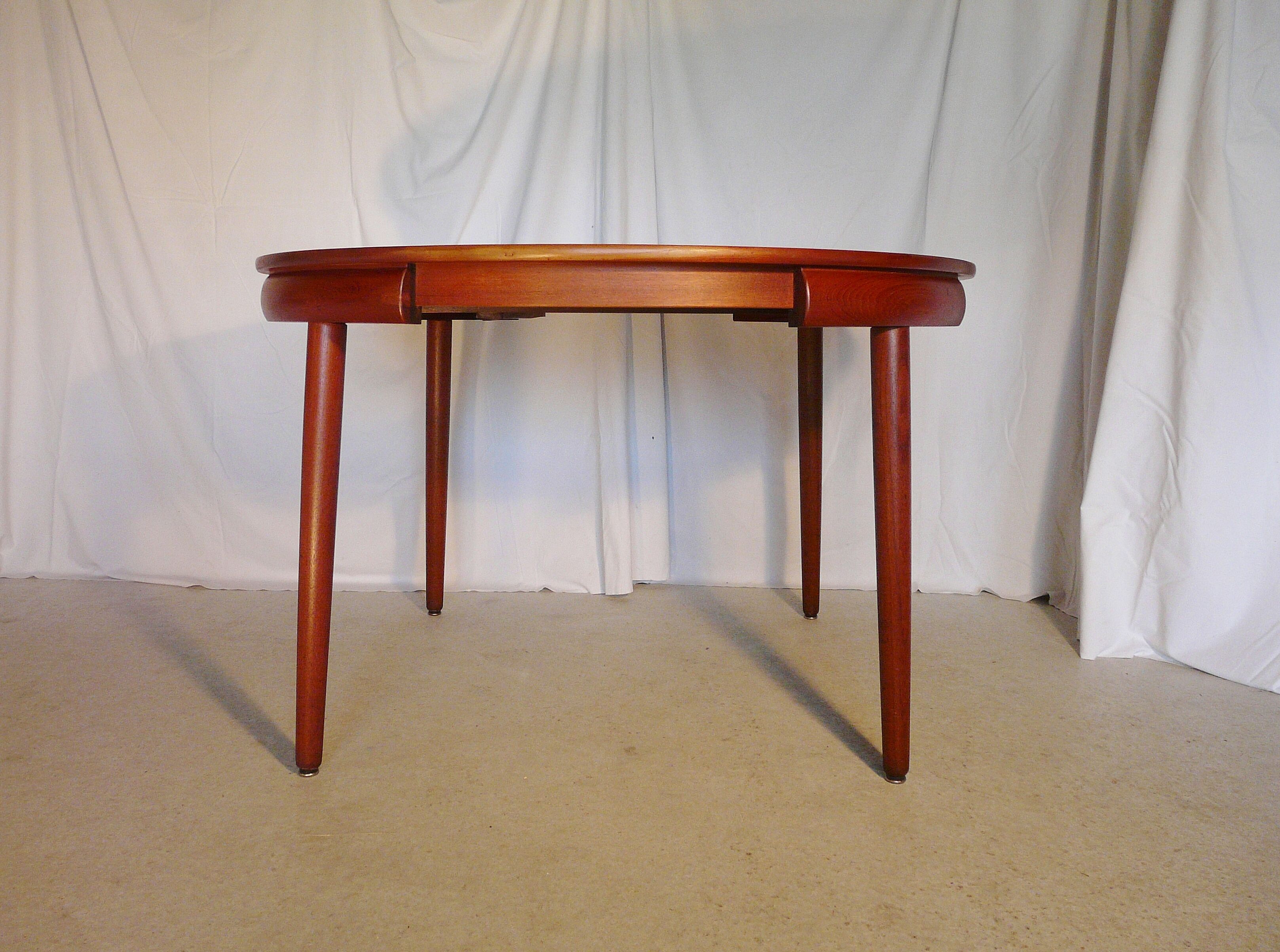 Scandinavian extensible round table Hans Olsen