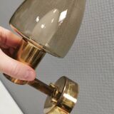 Applique en laiton avec abat-jour en verre « champignon » couleur fumée, par Hans-Agne Jakobsson Suède.