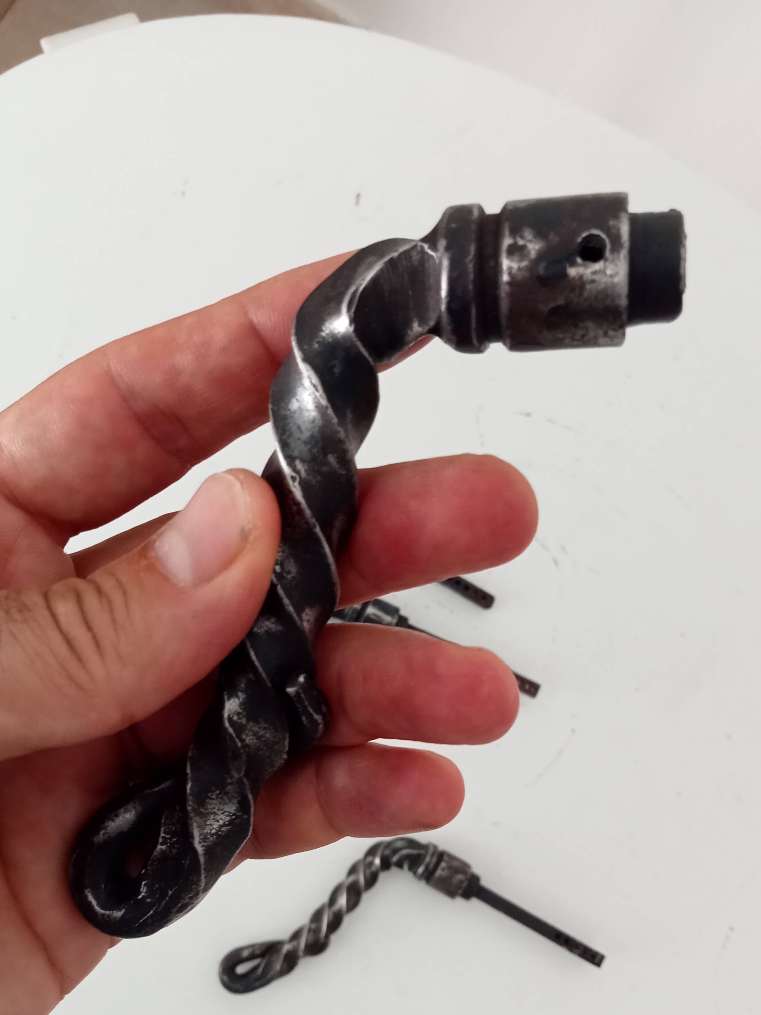 Ancienne poignée de porte en fer forgé massif