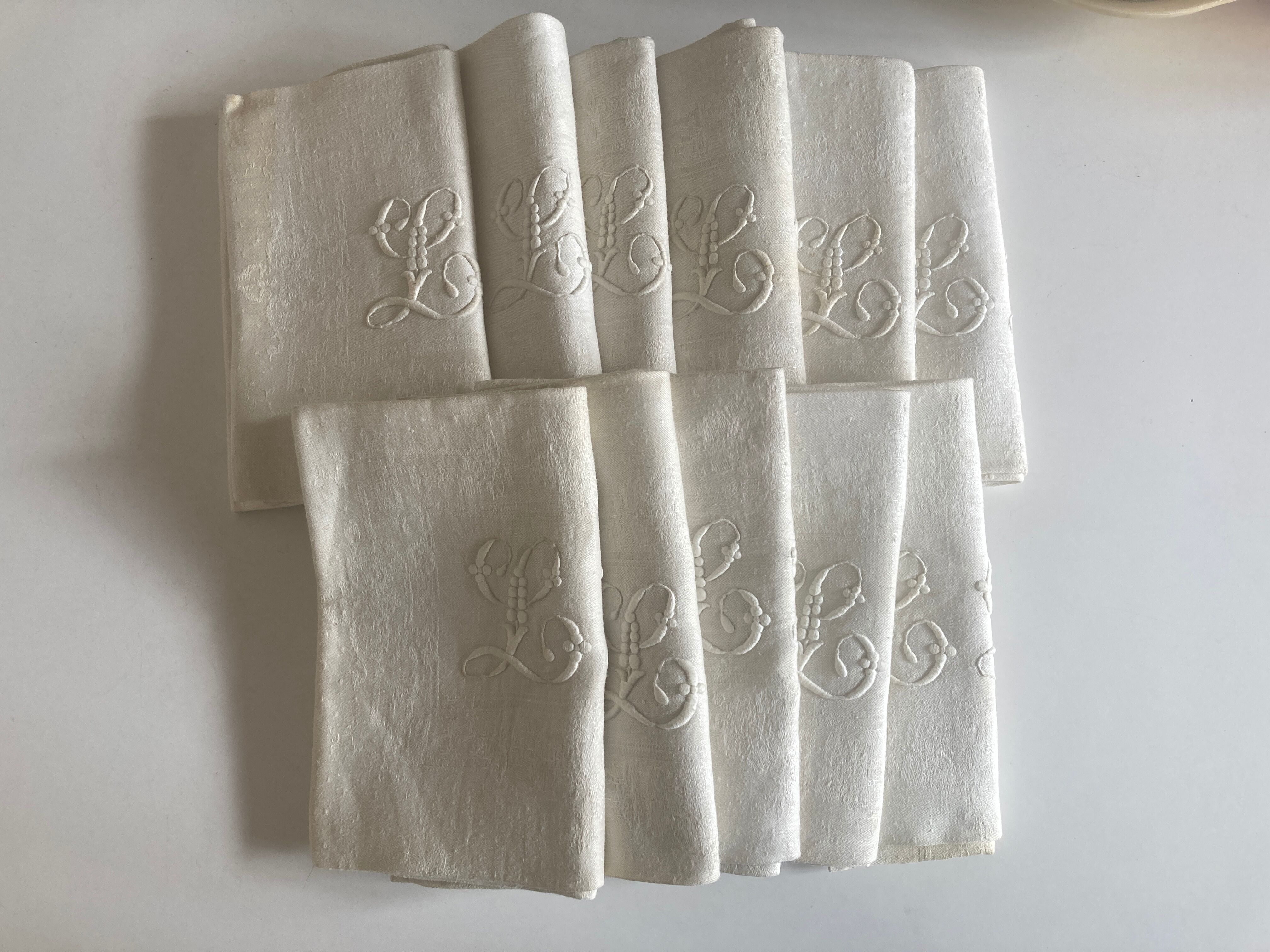 Nappe et 12 serviettes en damas de lin brodé LD 2,40m